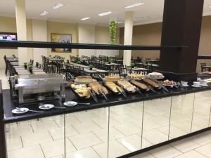 库里提巴爱斯塔克快捷酒店的包含多种不同食物的自助餐
