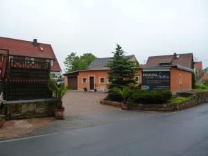 施塔特韦伦Pension Stettin的城镇中一些建筑物的街道