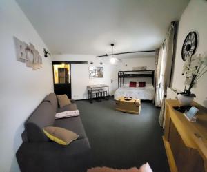 莱索尔Studio Le Boussolenc的客厅配有沙发和1张床