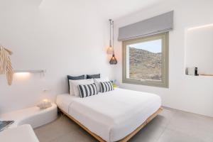 法纳里My Castle House - MG Villas Mykonos的白色的卧室设有床和窗户