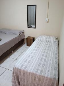 多拉杜斯Residencial Joed 4的一间卧室配有两张床和镜子