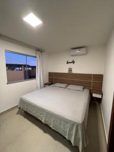 塞古罗港Casa Mutá的一间卧室设有一张大床和一个窗户。