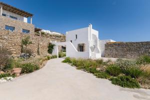 法纳里My Castle House - MG Villas Mykonos的一条通往白色别墅的路径