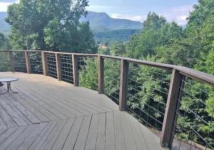 加特林堡Hawks View Gatlinburg Mountain Cabin的山景木制甲板,配有桌子