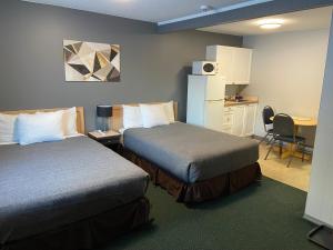 雷夫尔斯托克莫纳希旅舍的酒店客房配有两张床和一张书桌
