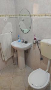 明德卢Casa de Gá的一间带水槽、卫生间和镜子的浴室