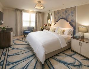 棕榈滩布雷克棕榈海滩酒店的酒店客房设有一张大床和一张书桌。