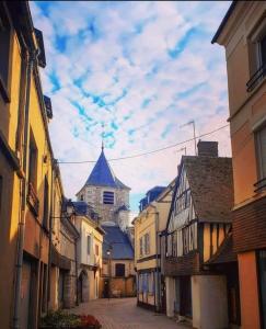 GaillonCôté Château的一条城市街道,有建筑和城堡背景