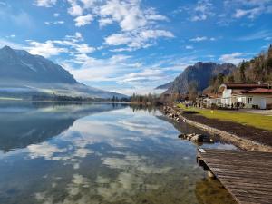 瓦尔赫湖Apartment Liebelei am See - Kaiserblick, nah am Wasser und neuerbaut的享有以山脉为背景的湖泊美景