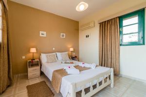 阿彻奇洛斯阿尔法斯泰戈纳太阳酒店的一间卧室配有带毛巾的床