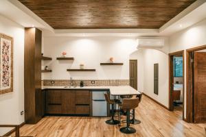 瓜达鲁佩镇Villa Montefiori的厨房设有木制天花板和桌椅