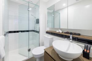 墨尔本The Jazz Corner Hotel Melbourne的浴室配有卫生间、盥洗盆和淋浴。
