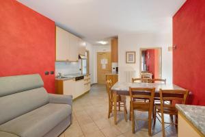 利维尼奥Appartamenti Bait da Erich的厨房以及带桌椅的用餐室。