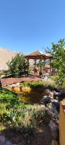 皮斯科艾齐Casa Jardín de Hadas con Vista Panorámica的沙漠中带凉亭的木甲板