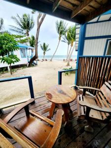 玛雅湾玛雅海滩酒店的海滩甲板上的桌椅