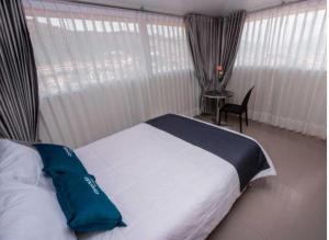 库斯科Hotel Luna de Oro Cusco的一间卧室配有一张带蓝色枕头的床