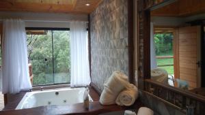 邦雷蒂鲁特林卡酒店的一间带浴缸和大镜子的浴室