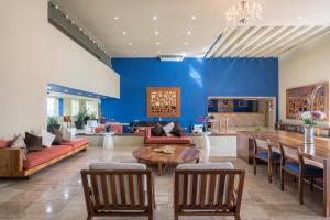 坎昆坎昆俱乐部里贾纳酒店的一间设有蓝色墙壁的大客厅