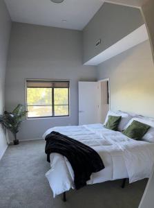 堪萨斯城Luxury Condo 2 bed 2 bath near Downtown KC的卧室配有一张大白色床和窗户