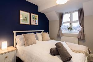 谢菲尔德Stylish two bedroom home SHEFFIELD的卧室配有白色床和蓝色墙壁