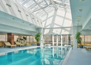 喀山喀山克斯顿塔酒店的一座带玻璃天花板的建筑中的游泳池