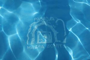 马卡科斯玛丽亚波尼塔宾馆的游泳池的水面上的标志