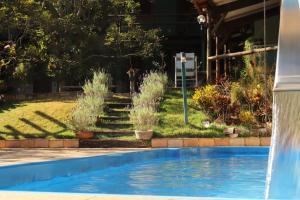 马卡科斯玛丽亚波尼塔宾馆的一个带喷泉的庭院内的游泳池