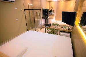 阿拉皮拉卡Lotus Motel Guaribas的客房设有一张床、一张书桌和电视