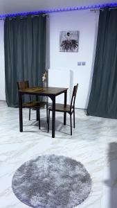 塞夫朗Relax & Chill的地毯的房间里,餐桌和椅子