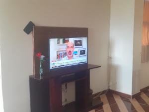 里约热内卢Apartamento Confortável na Zona Norte的平面电视坐在一个房间里