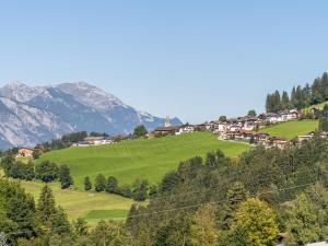 KolsassbergSonnenwinkel III的山丘上的村庄,以群山为背景