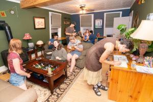 康威CoHo: Conway Hostel的一群人在客厅下棋