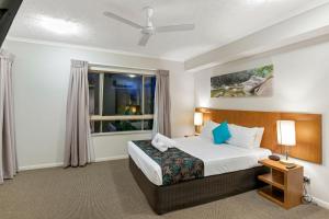 凯恩斯The Lakes Resort Cairns的一间卧室设有一张床和一个窗口