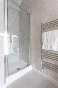 AbercanaidBikehaus@The Colliers Arms的浴室里设有玻璃门淋浴