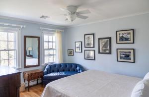 谢尔特艾兰Rams Head Inn的一间卧室配有蓝色的床和蓝色的沙发