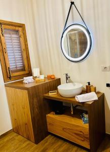 PartannaChalet in campagna的一间带水槽和镜子的浴室