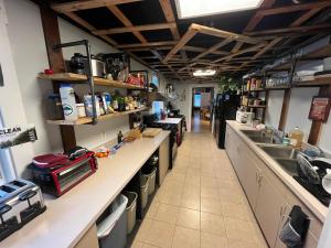康威CoHo: Conway Hostel的厨房配有长柜台和水槽