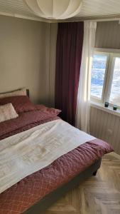 NoresundSkogro ved Norefjell的一间卧室设有一张床和一个窗口