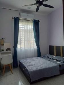 双溪大年Homestay Pinang Tunggal的一间卧室配有一张床和吊扇