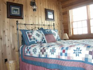 Cliff Lake蒙塔纳斯普里特度假屋的小木屋内一间卧室,配有一张床