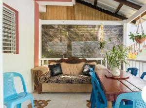 哈拉瓦科阿Cabaña Vistas del Bosque piscina privada的客厅配有沙发和桌子