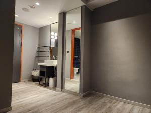 花莲市悦乐旅店- 花莲中福的一间带水槽和镜子的浴室