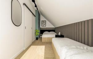 杰泽扎尼2 Bedroom Cozy Apartment In Jezierzany的一间卧室配有两张床和镜子