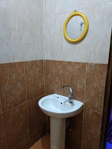 达哈布Private room in Dahab,10 minutes to sea的浴室设有水槽和墙上的镜子