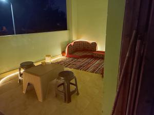 达哈布Private room in Dahab,10 minutes to sea的配有桌椅和沙发的房间