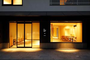 京都THE GENERAL KYOTO Shijou Shinmachi的一间商店前设有玻璃门和用餐室
