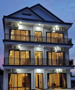 西哈努克Paradise Cozy Guesthouse Sihanoukville的一座带灯饰的大房子