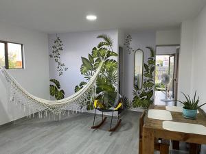 卡塔赫纳Apartamento Cómodo y encantador en cartagena的墙上有植物的房间和镜子