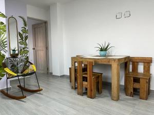 卡塔赫纳Apartamento Cómodo y encantador en cartagena的木桌和椅子