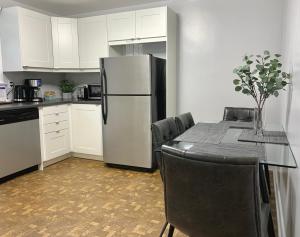 渥太华Simply Stays的厨房配有冰箱和桌椅